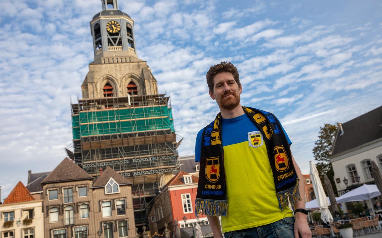 Cambuur-fan Hendrik Dankert voor de Peperbus, zeg maar de Oldehove van Bergen op Zoom. Cambuur-fan Hendrik Dankert voor de Peperbus, zeg maar de Oldehove van Bergen op Zoom.