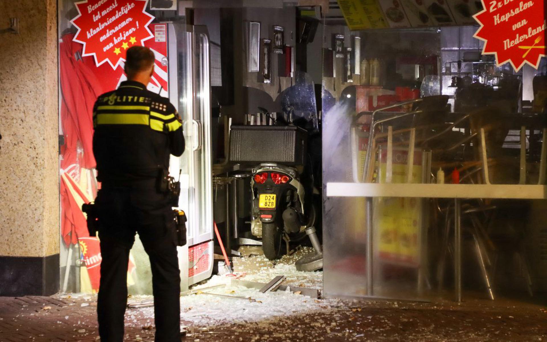 De glazen deur van kebabzaak Mouni in de Peperstraat in Leeuwarden werd opgeblazen.