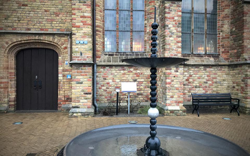 De fontein in Franeker moest het even zonder goudkleurige ‘wolk’ doen.