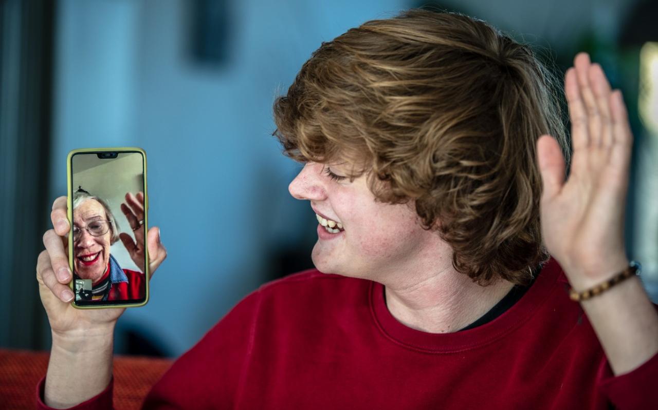 Nu we niet meer bij elkaar over de vloer komen, moeten we andere manieren verzinnen om contact met vrienden en familie te houden. Nu we niet meer bij elkaar over de vloer komen, moeten we andere manieren verzinnen om contact met vrienden en familie te houden.