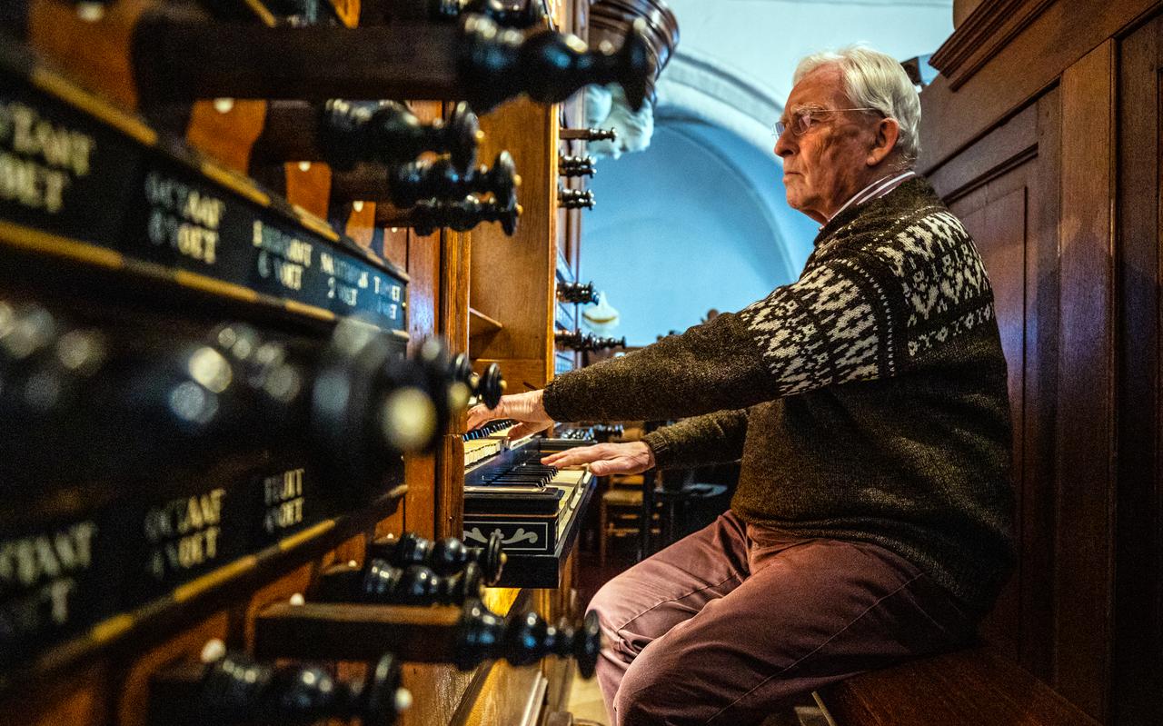 Jan Mulder achter het orgel van de Martinikerk in Bolsward. 65 jaar lang begeleidde hij diensten in vele kerken. Jan Mulder achter het orgel van de Martinikerk in Bolsward. 65 jaar lang begeleidde hij diensten in vele kerken.