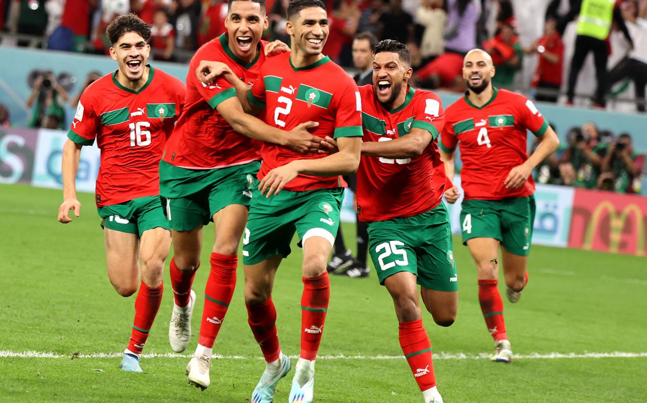 Het Marokkaanse elftal viert feest na het bereiken van de kwartfinales op het WK in Qatar.