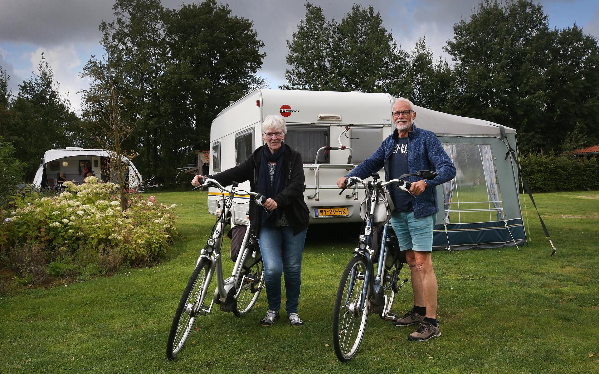 Stienser echtpaar Bieuwe (73) en Nel (73) in Twijzel op de camping: 'Je kunt het fietsen'