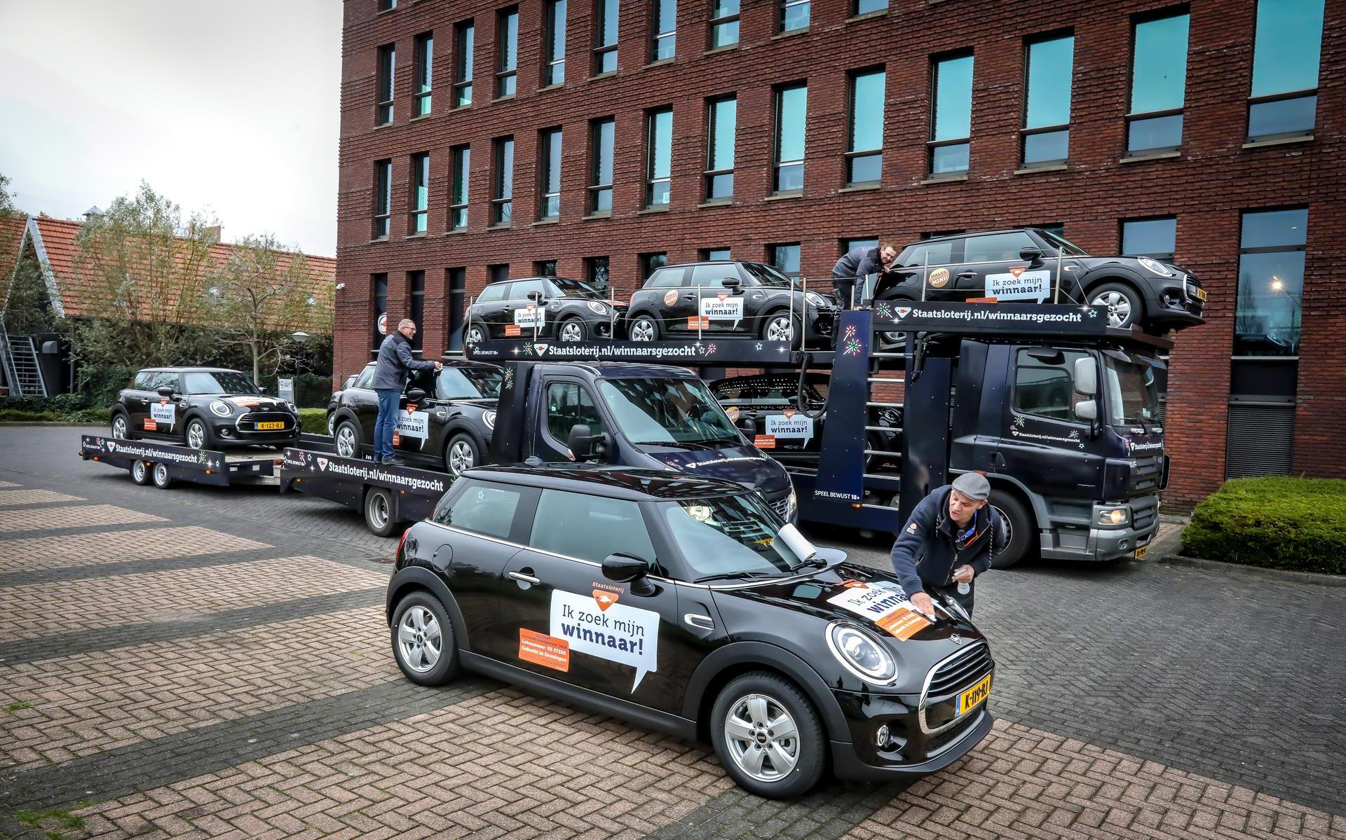 De truck vol Mini's in Rijswijk.