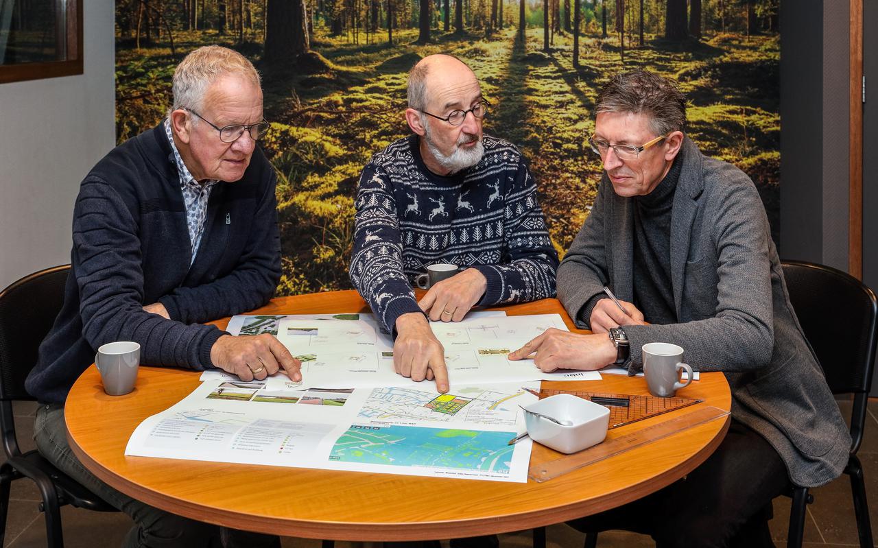 Initiatiefnemers Roel van der Schaaf, Mari Vermeer en Jan van der Wal (v.l.n.r) buigen zich over de plannen.
