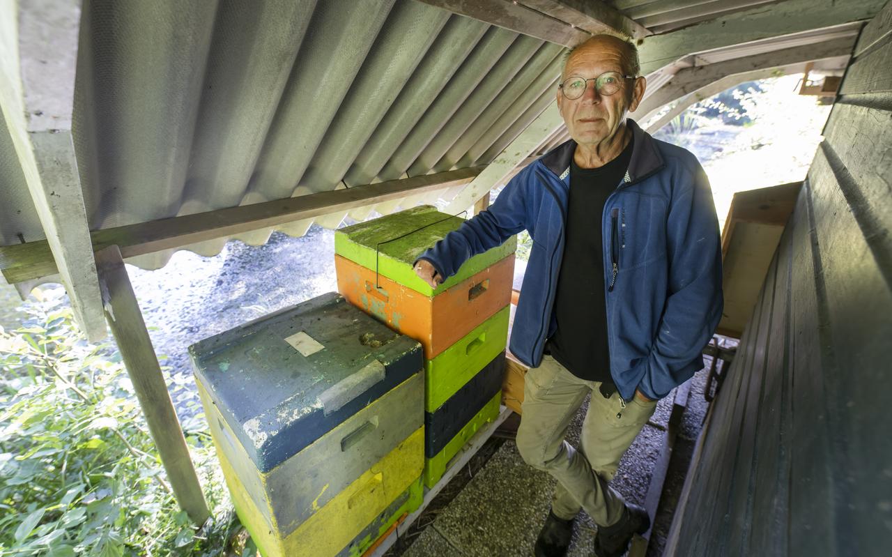 Imker Pieter Vos heeft aangifte gedaan bij de politie. Imker Pieter Vos heeft aangifte gedaan bij de politie.