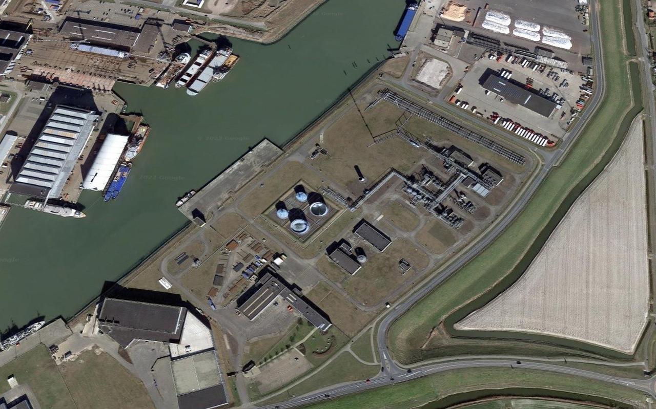 Het gasbehandelstation van Vermilion beslaat 13 hectare in de Harlinger Industriehaven. De biogasfabriek moet op het noordoostelijke deel verrijzen, aan de kant van transportbedrijf Van der Vlas.