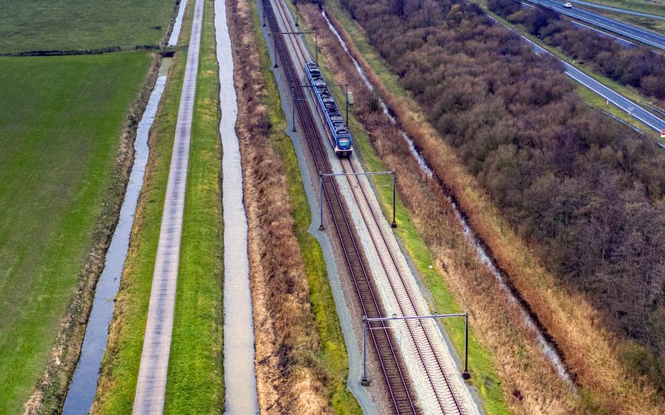 Een nieuwe spoorlijn, de Lelylijn, moet gepaard gaan met de komst van 220.000 woningen in het Noorden. Hier de spoorlijn langs de A32.