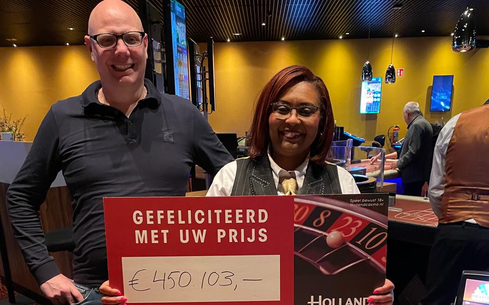 Ronald Geertsma (links) met de cheque met het bedrag dat hij won in het pokerspel van Holland Casino.