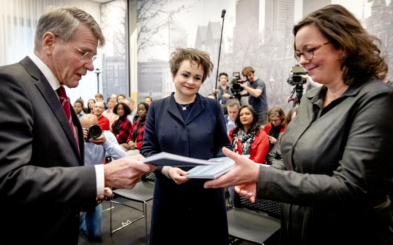 Overhandiging van het eindrapport van de adviescommissie uitvoering toeslagen aan staatssecretarissen Alexandra van Huffelen (Financiën) en Tamara van Ark (Sociale Zaken en Werkgelegenheid) door de voorzitter van de commissie, Piet Hein Donner. Overhandiging van het eindrapport van de adviescommissie uitvoering toeslagen aan staatssecretarissen Alexandra van Huffelen (Financiën) en Tamara van Ark (Sociale Zaken en Werkgelegenheid) door de voorzitter van de commissie, Piet Hein Donner.