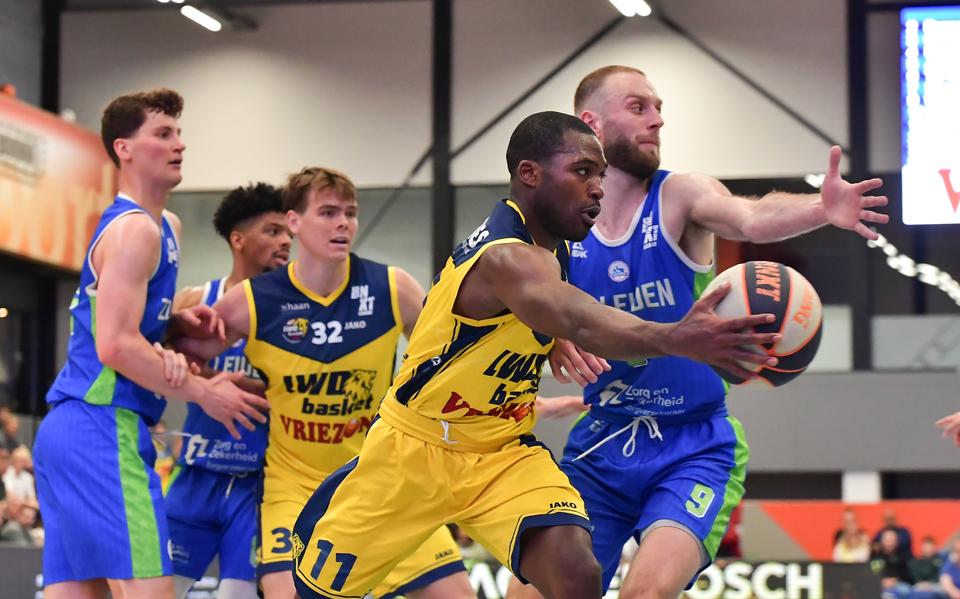 Joel Murray van LWD Basket stoomt op.
