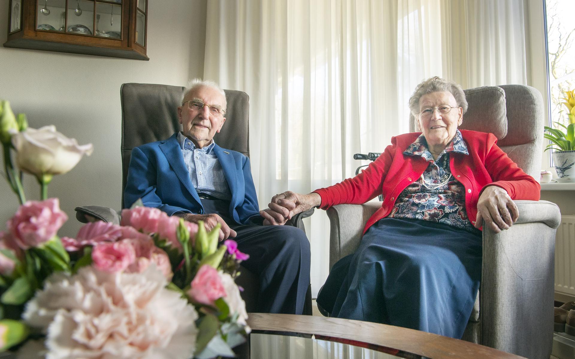 Douwe en Berendtje Visser-de Vries vieren platina huwelijksjubileum: 'Dat is in wûnder' - Leeuwarder