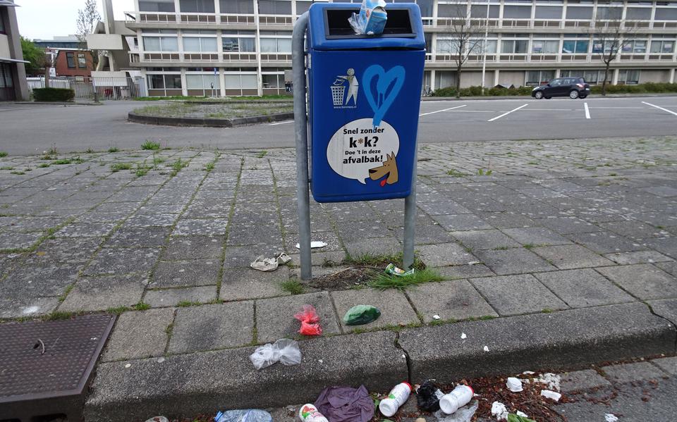 Afval op het Jacob Catsplein in Leeuwarden. 