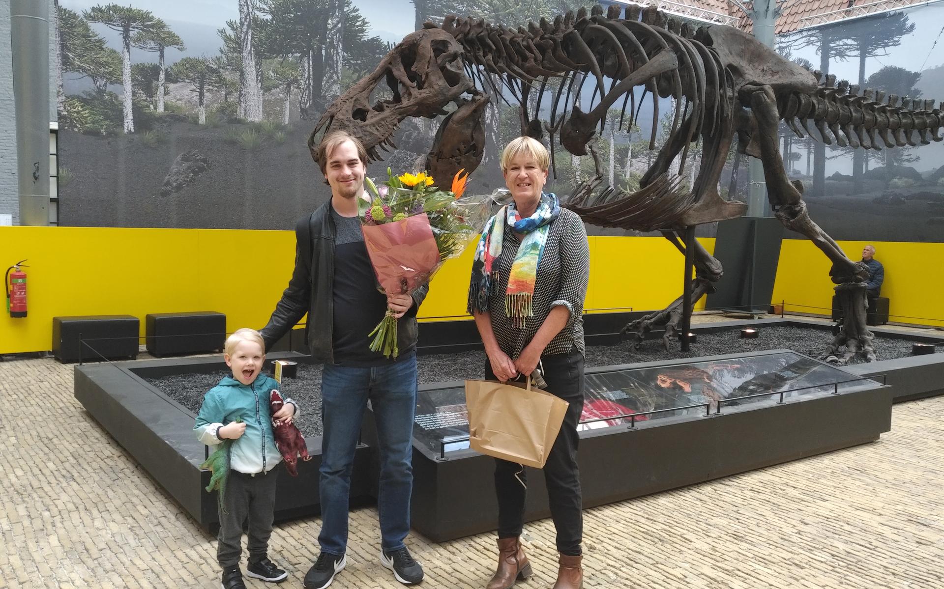 Zoon Jayden en vader Yordi Taris werden als 50.000ste en 50.001ste ontvangen door natuurmuseum directeur Froukje Hernamdt.