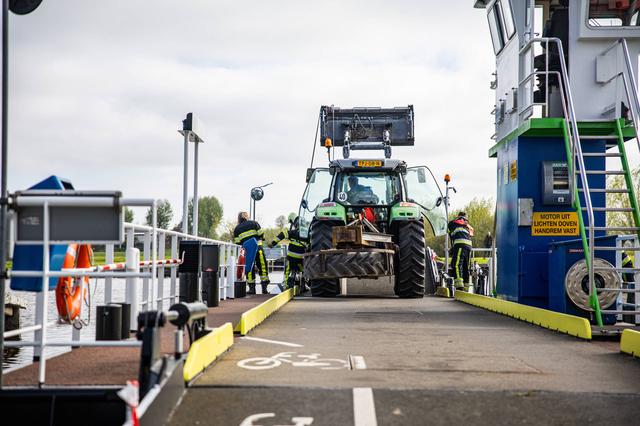 Brommobiel rijdt over pont en belandt in Langwarder Feart: vrouw (58) overleden