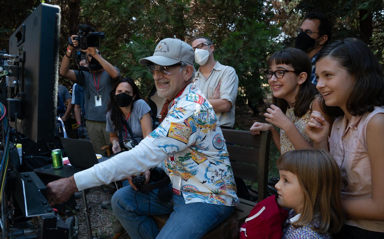 Steven Spielberg achter de camera bij The Fabelmans, met rechts naast hem Seth Rogen, Julia Butters, co-scenarist en Keeley Karsten and Sophia Kopera die Spielbergs zussen spelen. Steven Spielberg achter de camera bij The Fabelmans, met rechts naast hem Seth Rogen, Julia Butters, co-scenarist en Keeley Karsten and Sophia Kopera die Spielbergs zussen spelen.
