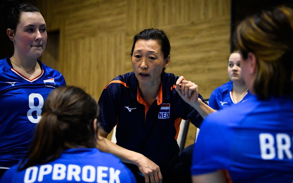 Hong Zhao als bondscoach van het Nederlands vrouwen-zitvolleybalteam. Volgend seizoen maakt ze deel uit van de technische staf van kampioen Friso Sneek.