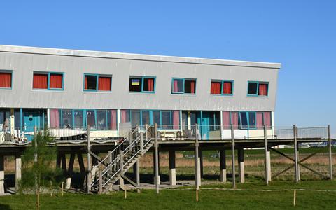 Het 'gebouw op palen' naast de zeevaartschool aan de Dellewal op Terschelling staat op de nominatie om te worden verbouwd tot een locatie voor tijdelijke huisvesting. In het voormalige internaat wonen momenteel onder meer Oekraïense vluchtelingen. 