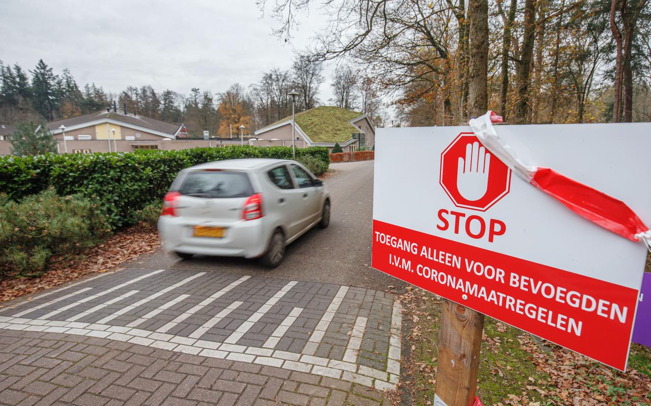 Personeel, leveranciers en familieleden van bewoners zijn nog welkom bij OlmenEs, anderen worden vanwege besmettingsgevaar geweigerd. Personeel, leveranciers en familieleden van bewoners zijn nog welkom bij OlmenEs, anderen worden vanwege besmettingsgevaar geweigerd.