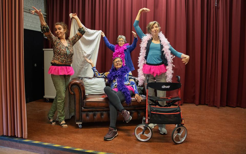 Gea Struiksma (links), Yvonne, Annelies en Joke van seniorentheater De Rimpel uit Leeuwarden zijn ontzettend blij dat ze nu over eigen coulissen beschikken.