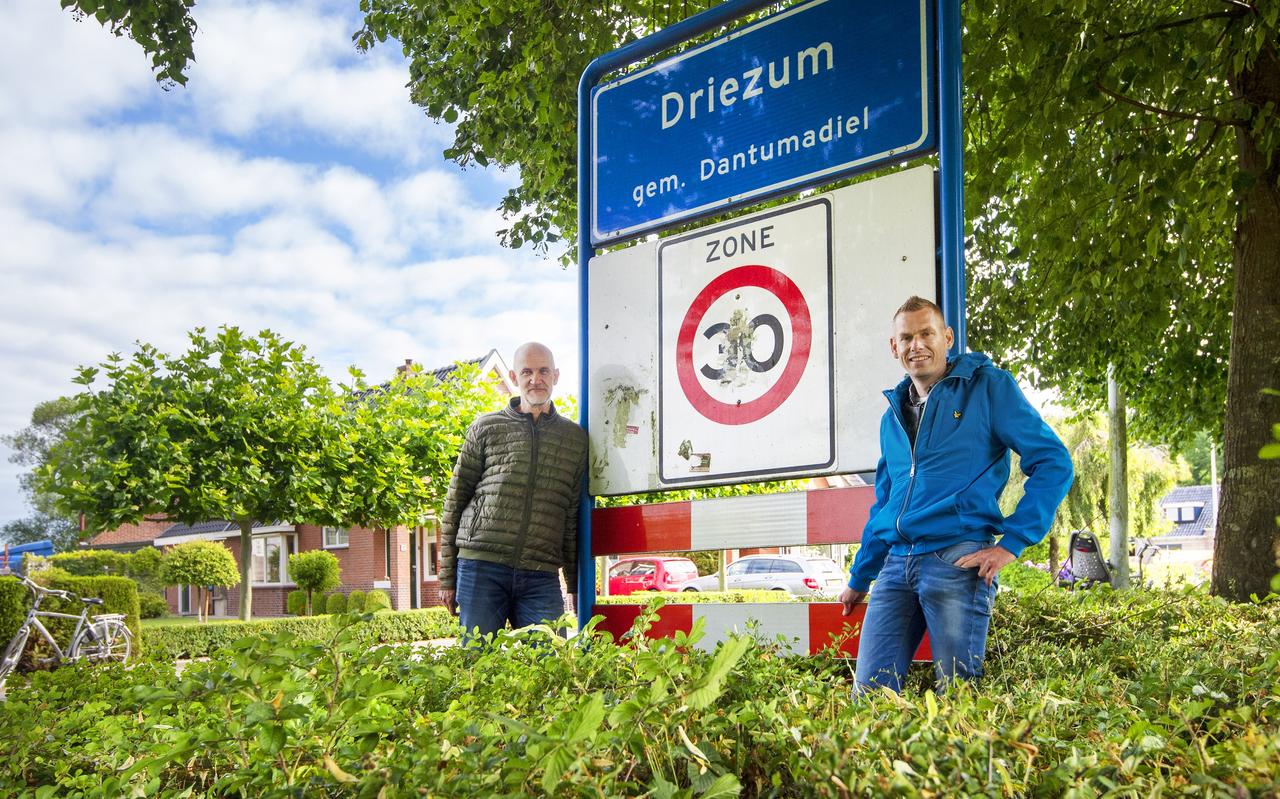 Jouke Dantuma (l) en Kees Boersma op de Foarwei waar Wâlterswâld overgaat in Driezum. FOTO MARCEL VAN KAMMEN Jouke Dantuma (l) en Kees Boersma op de Foarwei waar Wâlterswâld overgaat in Driezum. FOTO MARCEL VAN KAMMEN