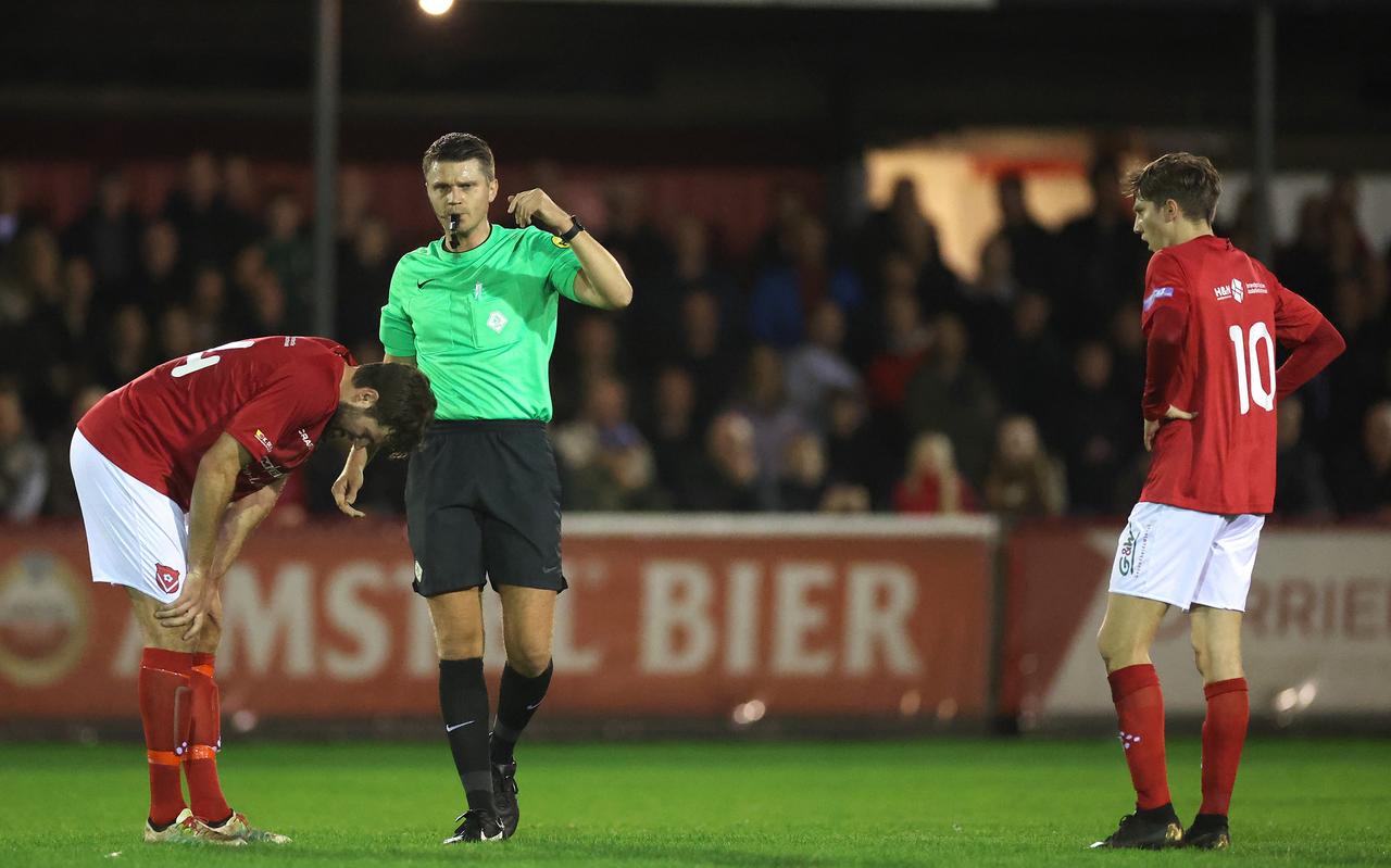 Harkemase Boys-speler Berwout Beimers (links) snakt naar adem, arbiter Jesse Rozendal bekommert zich om hem. Harkemase Boys-speler Berwout Beimers (links) snakt naar adem, arbiter Jesse Rozendal bekommert zich om hem.