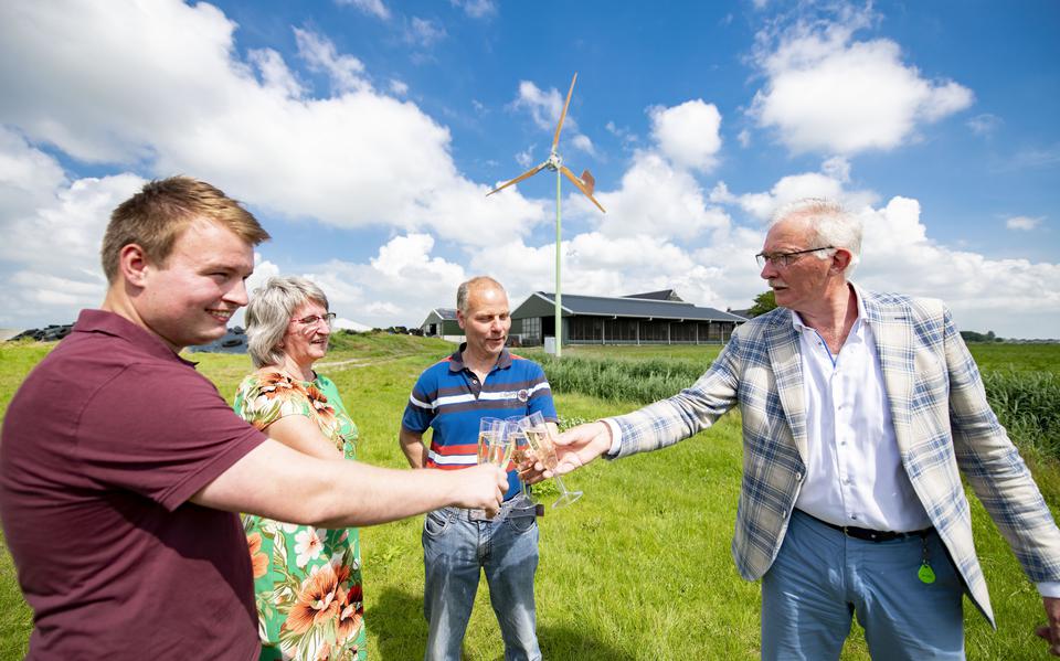 09-07-2021 
Sietse, Wietske en Germ de Boer en wethouder Jan Dijkstra toasten op de eerste Groninger windmolen in Friesland. 