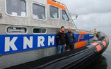 Willard Molenaar en Richard de Jong bij de reddingsboot van de KNRM.