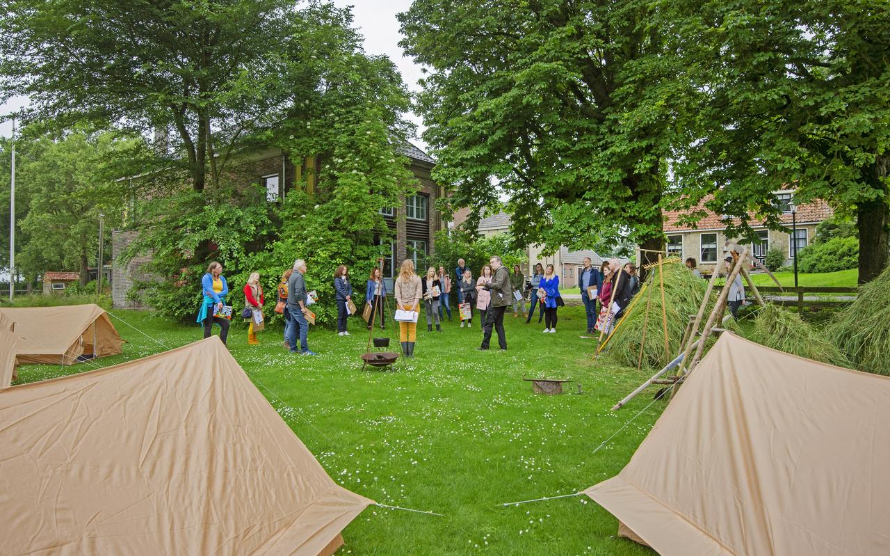 Op het kaatsveld in Húns kregen bezoekers van het landschapsfeestje van Kening een voorproefje van het Ecosystem Restoration Camp. Op het kaatsveld in Húns kregen bezoekers van het landschapsfeestje van Kening een voorproefje van het Ecosystem Restoration Camp.