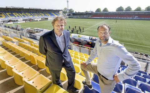 Remco Meijerink (ROC Friese Poort) en Gerald van den belt (SC Cambuur) in het oude stadion. In het nieuwe onderkomen werken de school en de voetbalclub straks nauw samen.
