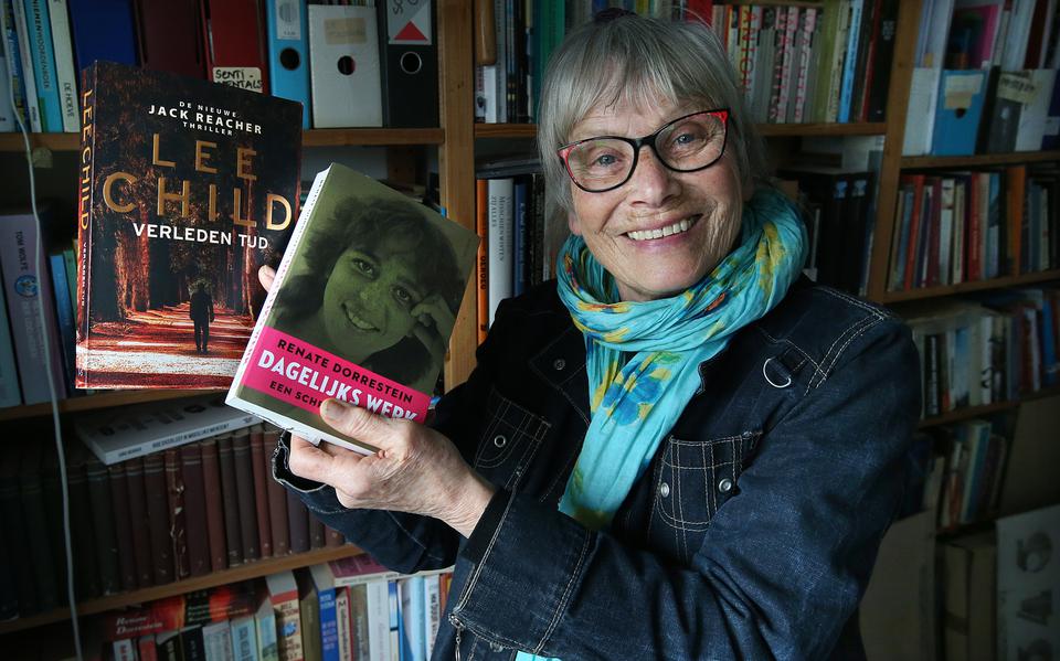 Tineke Oranje met boeken van twee van haar favoriete schrijvers: Lee Child en Renate Dorrestein.