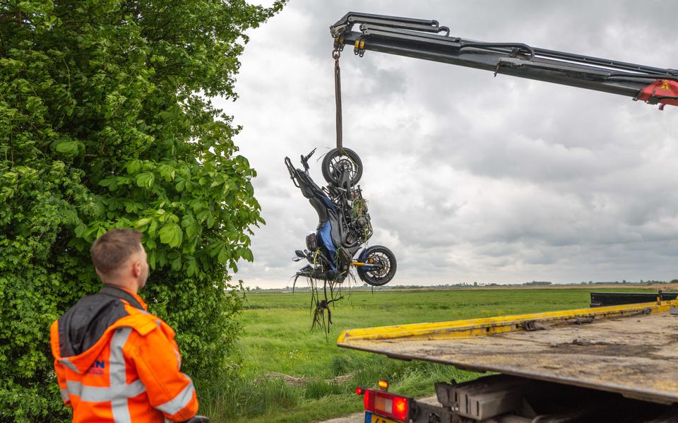 Een motorrijder is zaterdagmiddag ernstig gewond geraakt bij een eenzijdig ongeval bij Abbega.