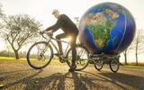 Dirk Kuiken fietst vanaf zaterdag richting Den Haag met een grote wereldbol achter zijn fiets. 
