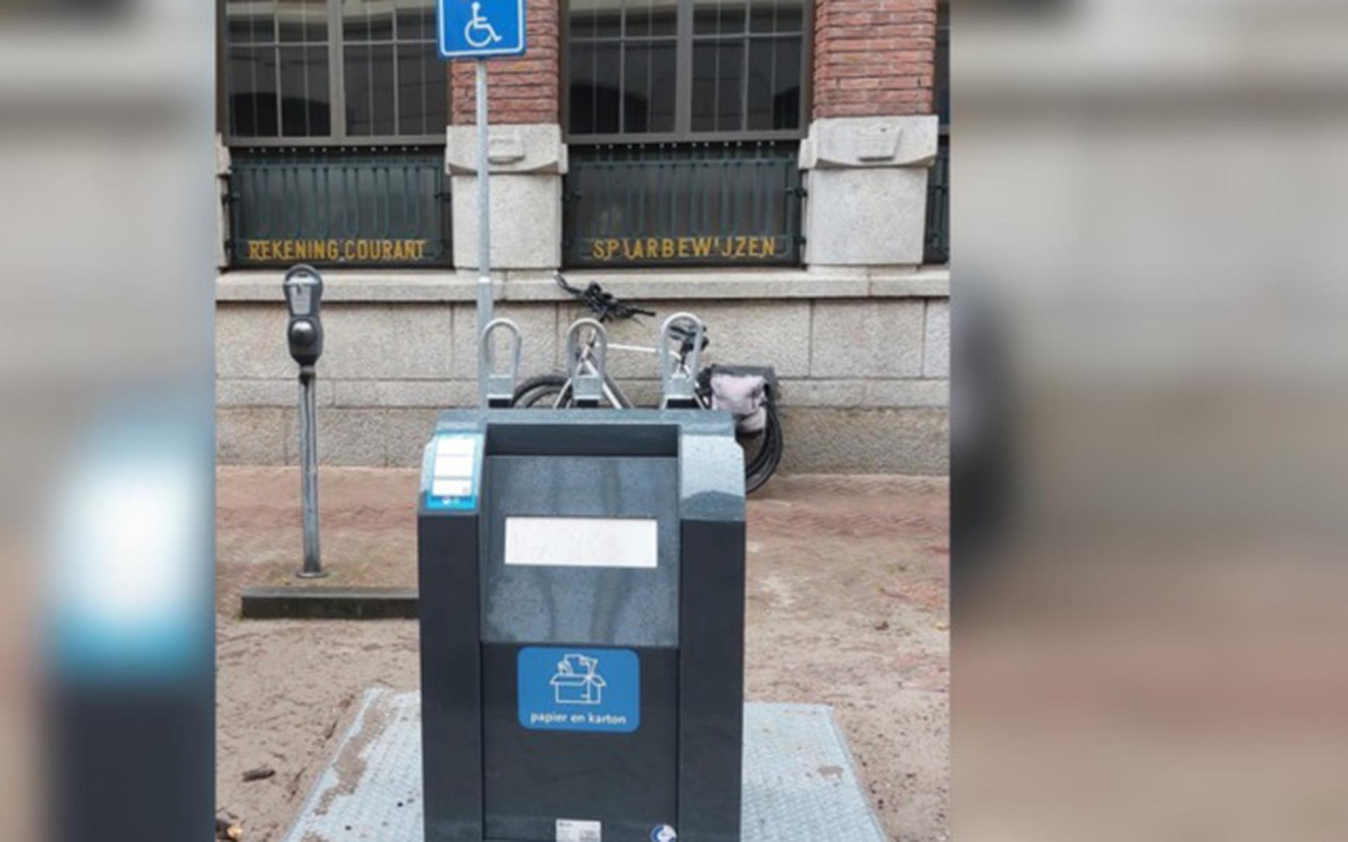 De invalidenparkeerplaats aan het Beursplein in Leeuwarden leek opgeofferd voor een afvalcontainer 