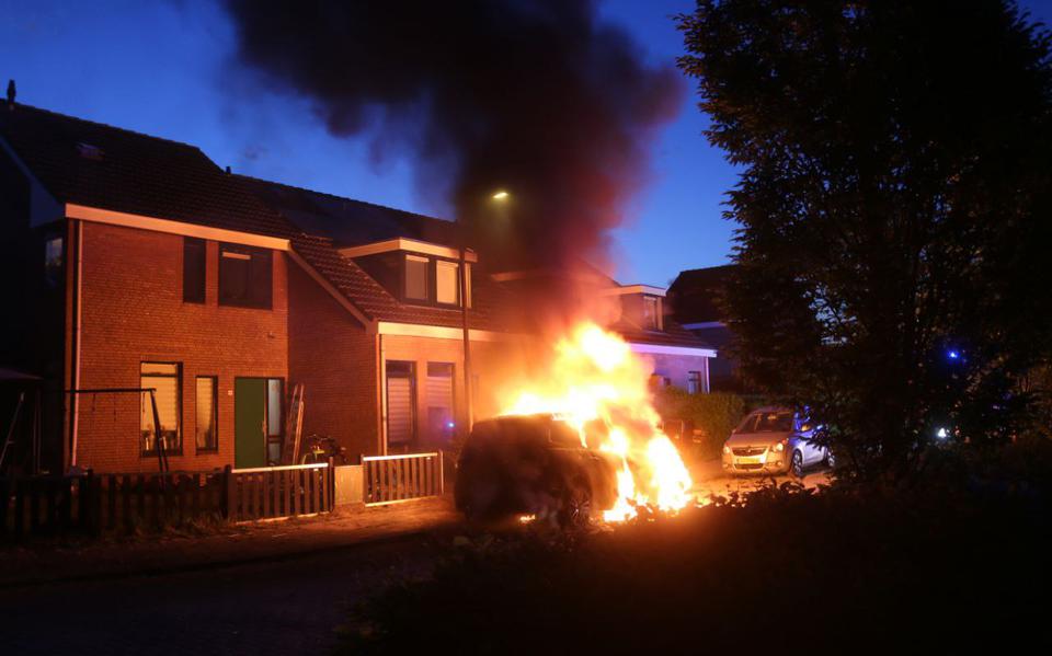 Geparkeerde auto in Leeuwarden in vlammen opgegaan.