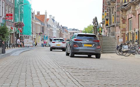 De opgeschoven stenen zijn duidelijk te zien op het wegdek van de Jongemastraat ter hoogte van De Tiid, het voormalige stadhuis van Bolsward.