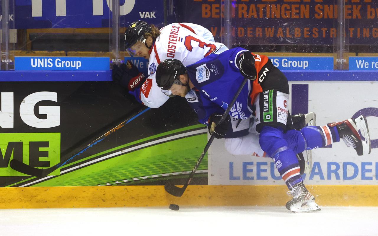Jasper Nordemann (rechts) van Unis Flyers in duel met Joey Oosterveld van Den Haag.