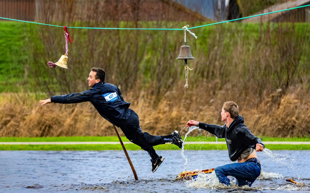 Eibert Sytsma (links) tikt de bel aan bij het waterspektakel in Workum. Rechts Sjoerd Bakker. Eibert Sytsma (links) tikt de bel aan bij het waterspektakel in Workum. Rechts Sjoerd Bakker.