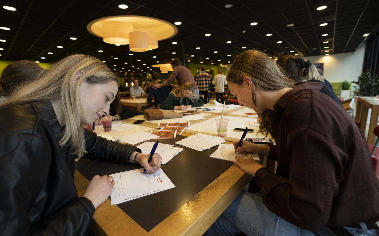 Studenten van NHL Stenden schrijven kaartjes voor eenzame ouderen. Roos Fuhler (links) en Irene Wagenaar.