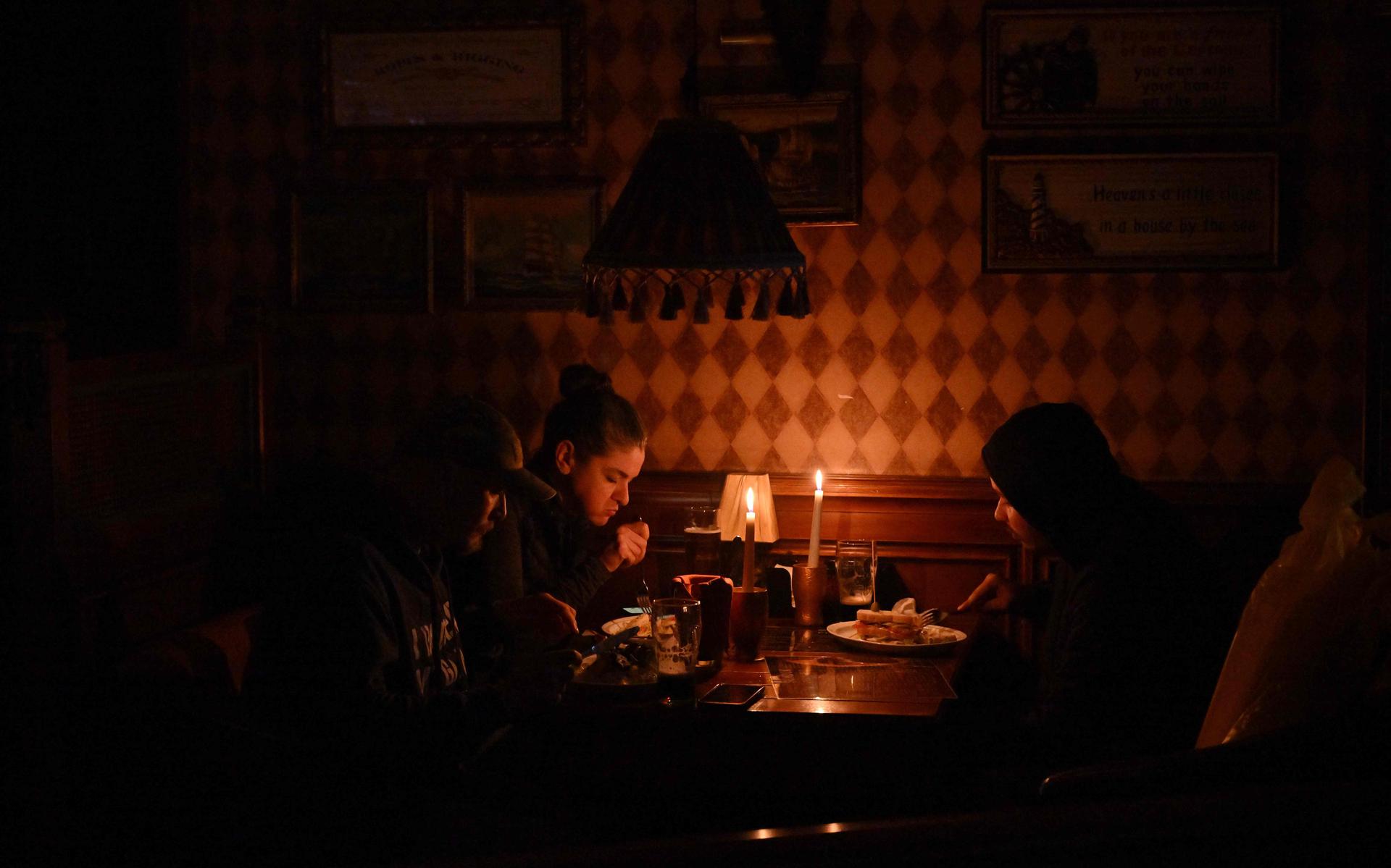 Eten bij kaarslicht in Kiev.