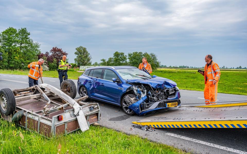 De reeën staken de Bruggelaan (N358) bij Buitenpost over.