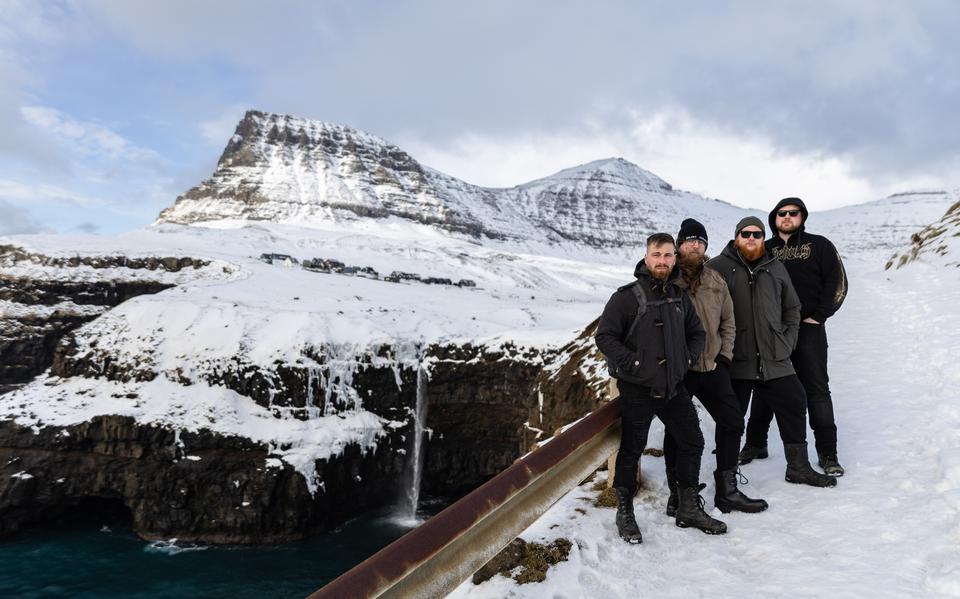 De bandleden van Baldrs Draumar op de Faeröer-eilanden, met v.l.n.r.: Alwin Schoorstra, Sjoerd Klaas Steegstra, Aant Jelle Soepboer en Oepke van der Beek.