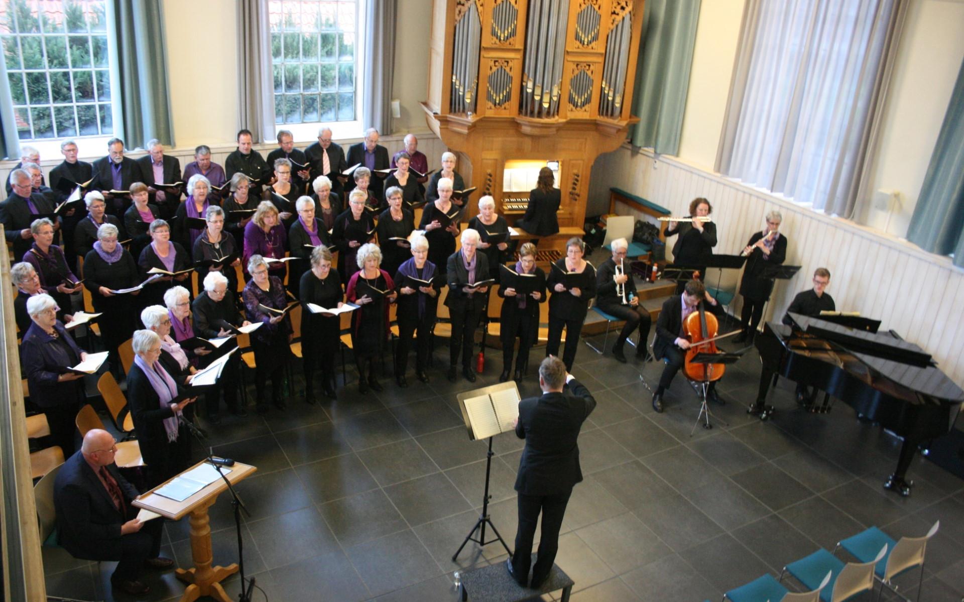 Koor 'Looft den Heer' zingt tijdens kerstvesper in Gerkesklooster