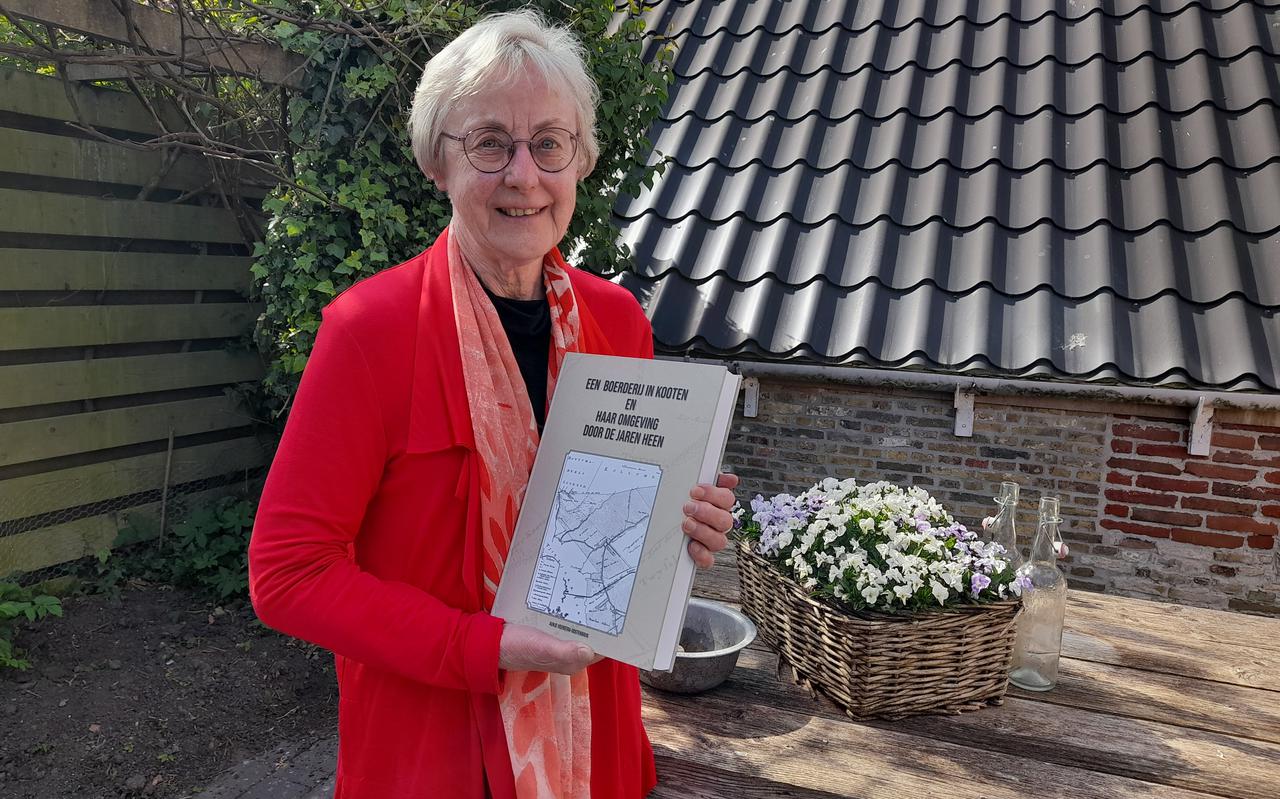 Aukje Veenstra-Oostenburg met haar boek 