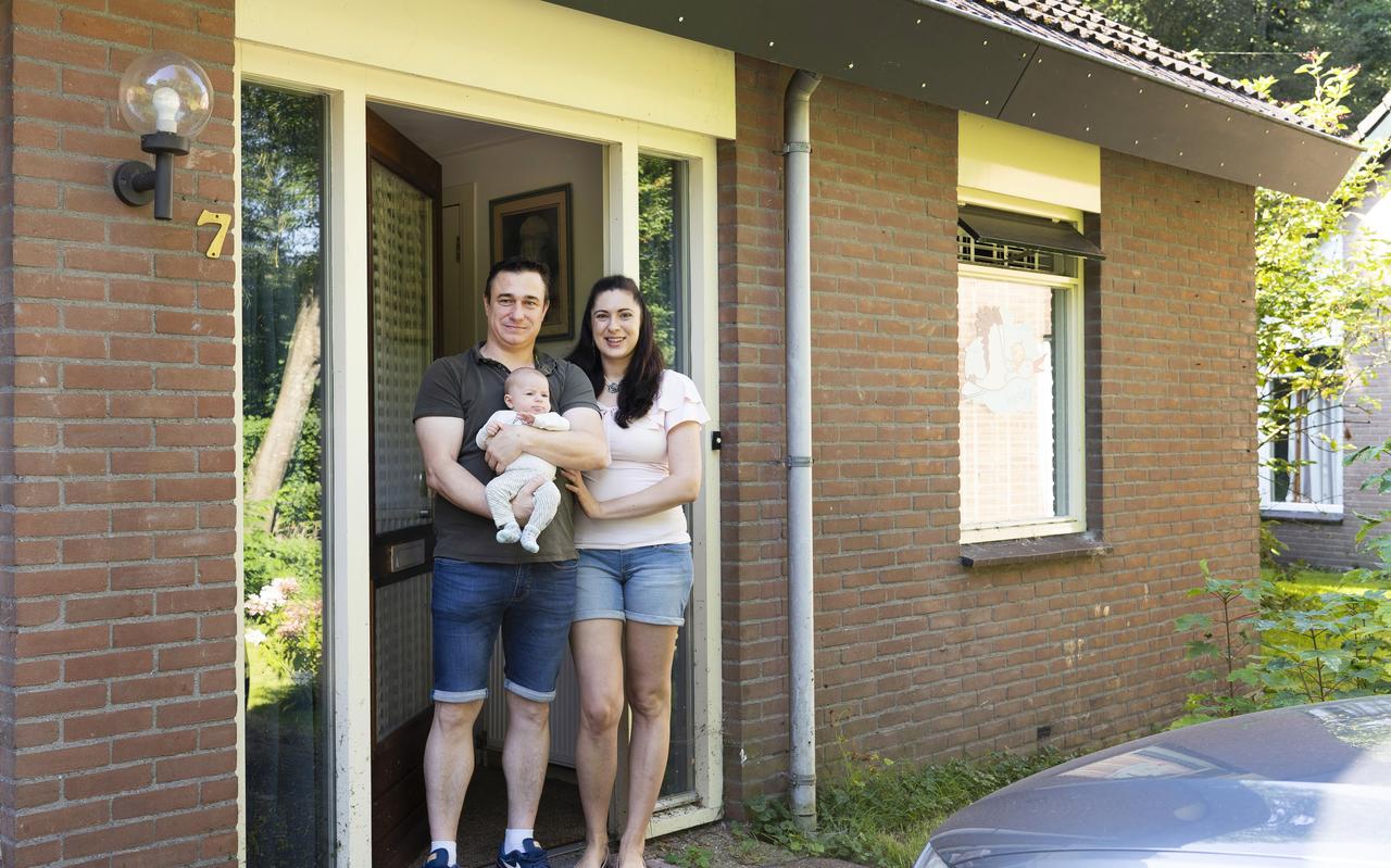 Douwe van der Woude, echtgenote Judith en hun zoontje Wesley in de deuropening van hun dure vakantiebungalow in de Groene Ster. Douwe van der Woude, echtgenote Judith en hun zoontje Wesley in de deuropening van hun dure vakantiebungalow in de Groene Ster.