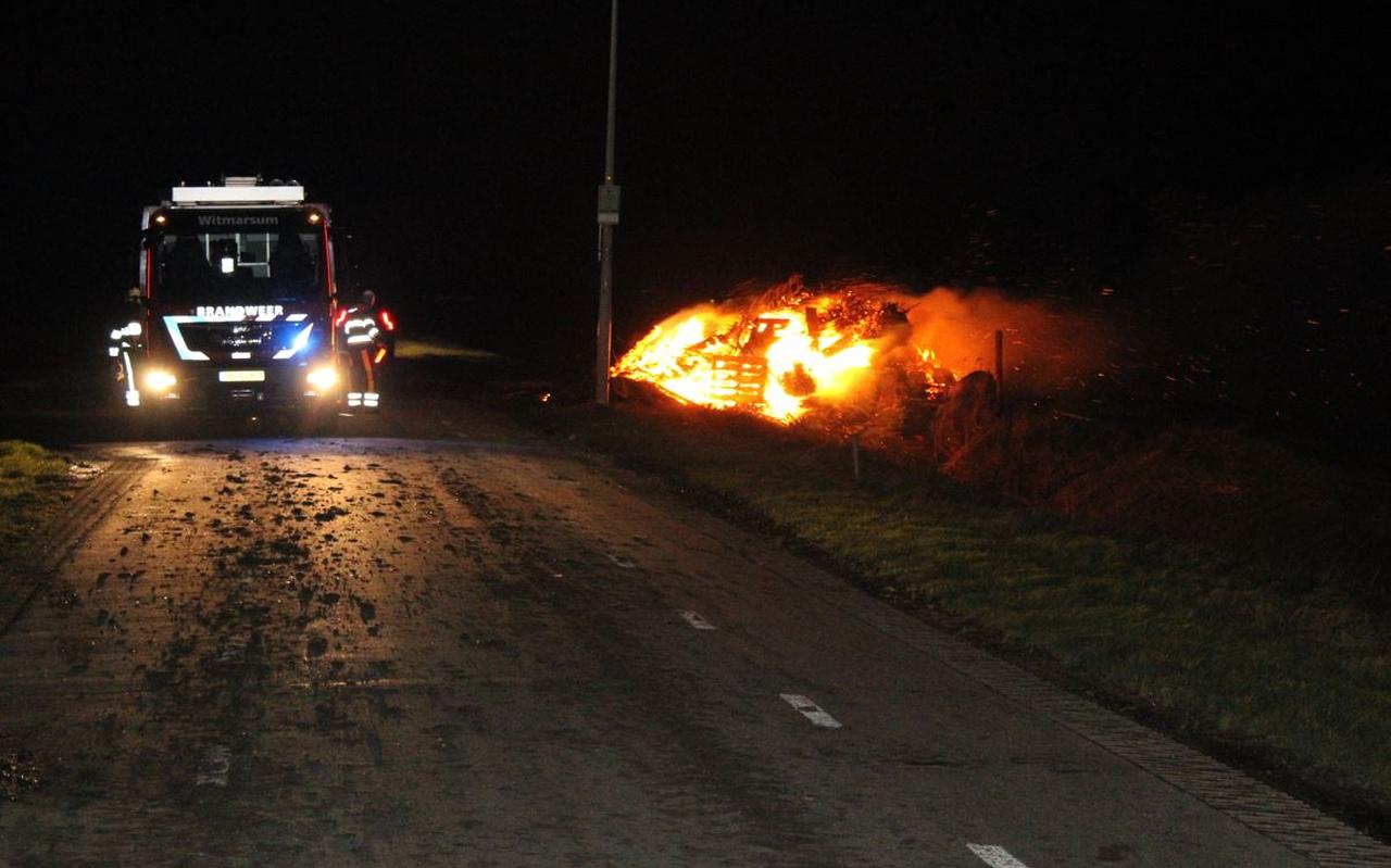Een berg hout staat in brand in Witmarsum. Foto: AS Media