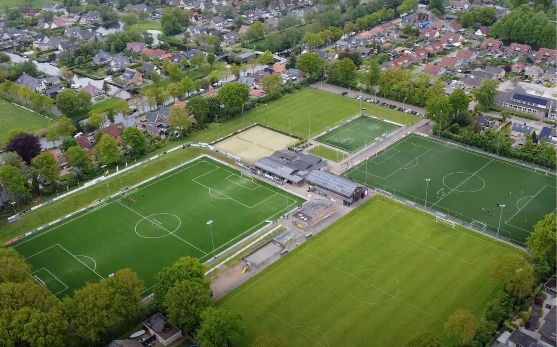 Overzichtsfoto van voetbalcomplex ONT
