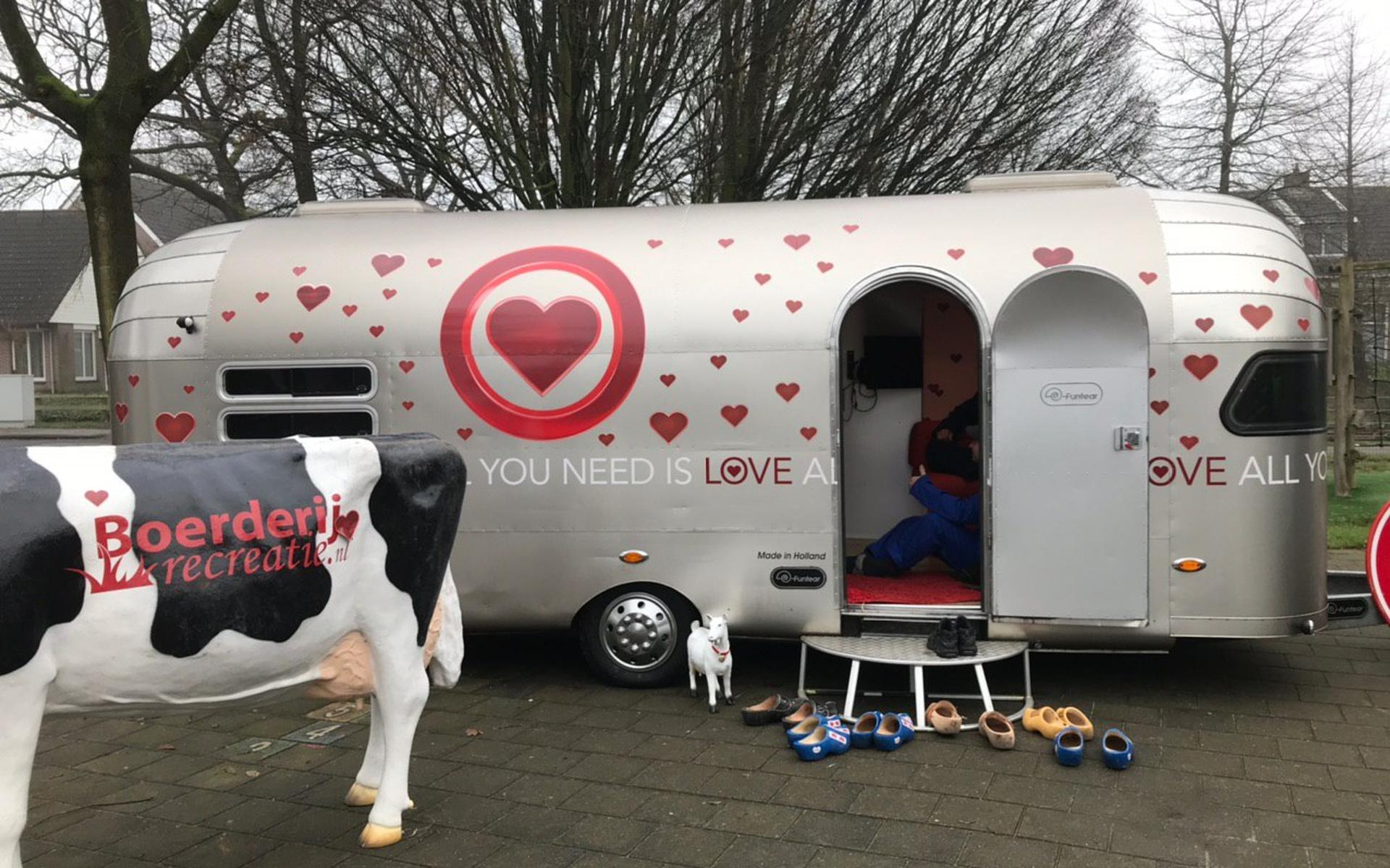 Geitefok haalt liefdescaravan All You Need Is Love naar Haskerhorne - Leeuwarder Courant