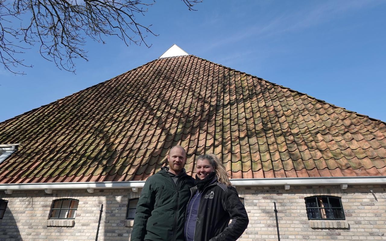 Bernardus van der Meer en Vera de Kroon voor de nieuwe gevel van hun boerderij. De klanten van de winkel hebben letterlijk hun steentje bijgedragen. Bernardus van der Meer en Vera de Kroon voor de nieuwe gevel van hun boerderij. De klanten van de winkel hebben letterlijk hun steentje bijgedragen.