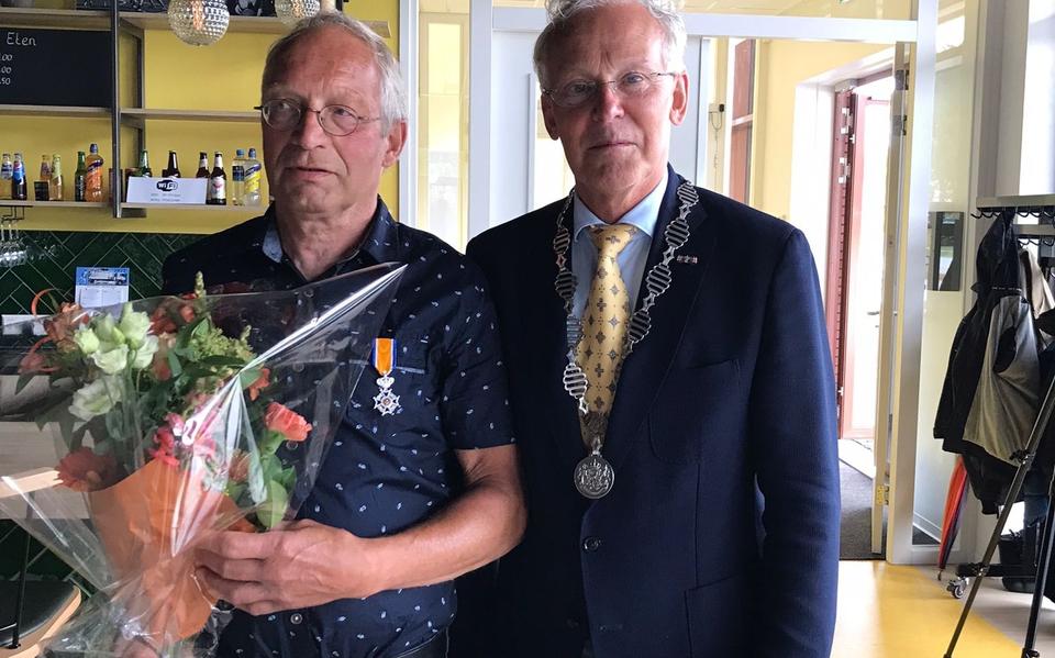 Pieter Postma en burgemeester Jan Rijpstra. 